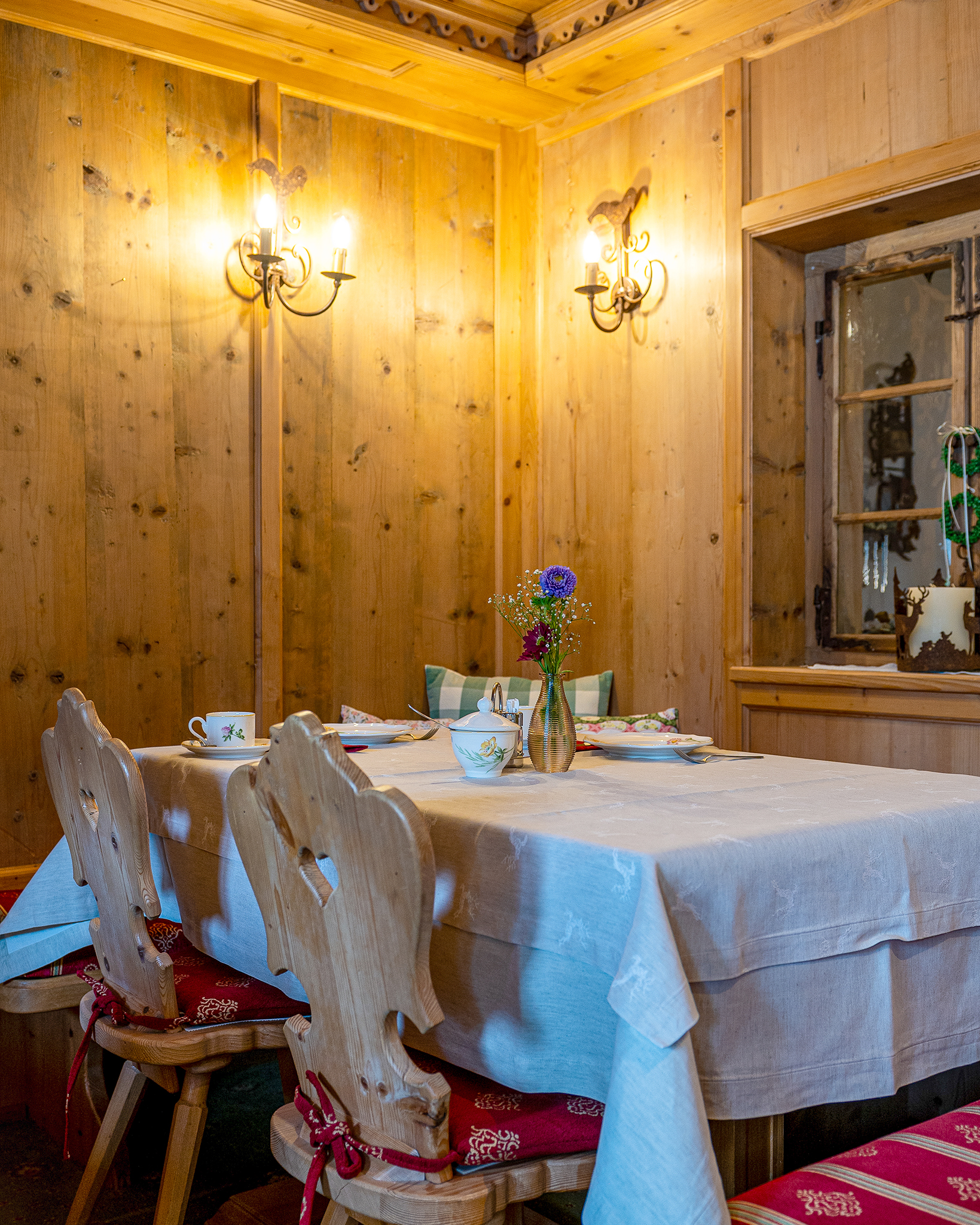 AlpenRose Gemuetlichkeit am Tisch